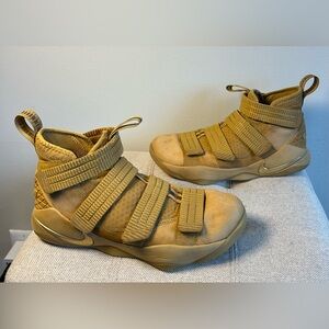 Nike LeBron Soldier 11 Mens Sneakers Basketball Shoes Wheat Gold Sz 8 897646-700